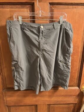 Men's Gray/Green Columbia Cargo Shorts - Lightweight Everyday Style